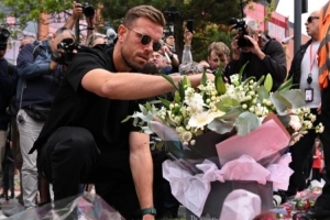 球迷们在安菲尔德球场外献上鲜花，悼念若塔和安德烈-席尔瓦