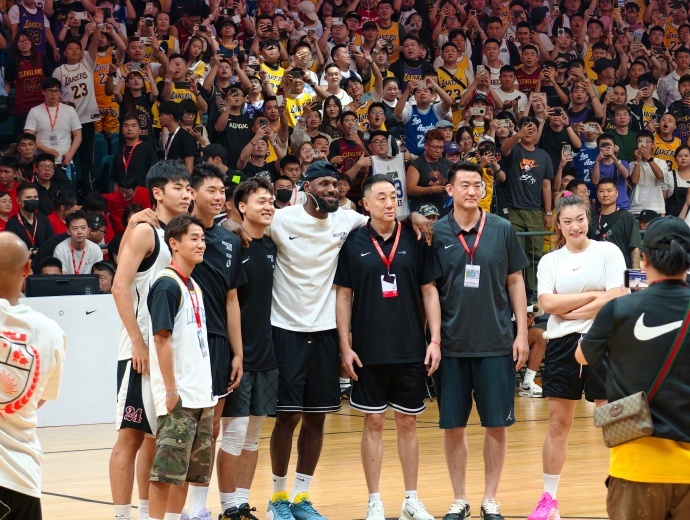 开云体育-混个脸熟！韦世豪加入詹姆斯成都行合影 1米77的他看上去好小😂