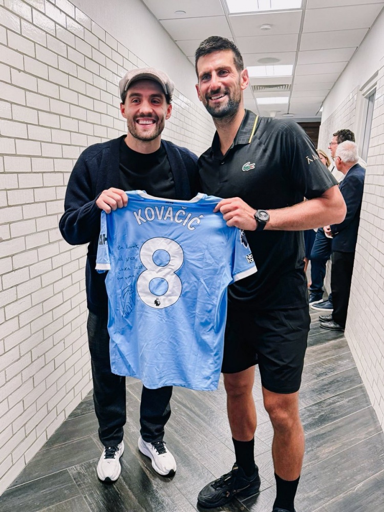 开云体育下载-美网半决赛即将开打！科瓦西奇与德约科维奇在赛前合影