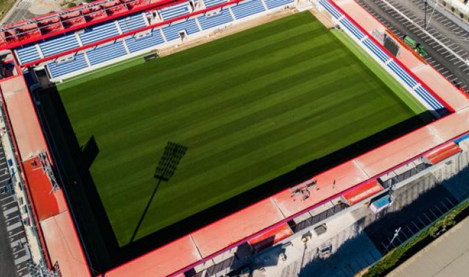 开云体育官网-世体：巴萨将选克鲁伊夫球场右侧替补席位置，方便对边裁施压